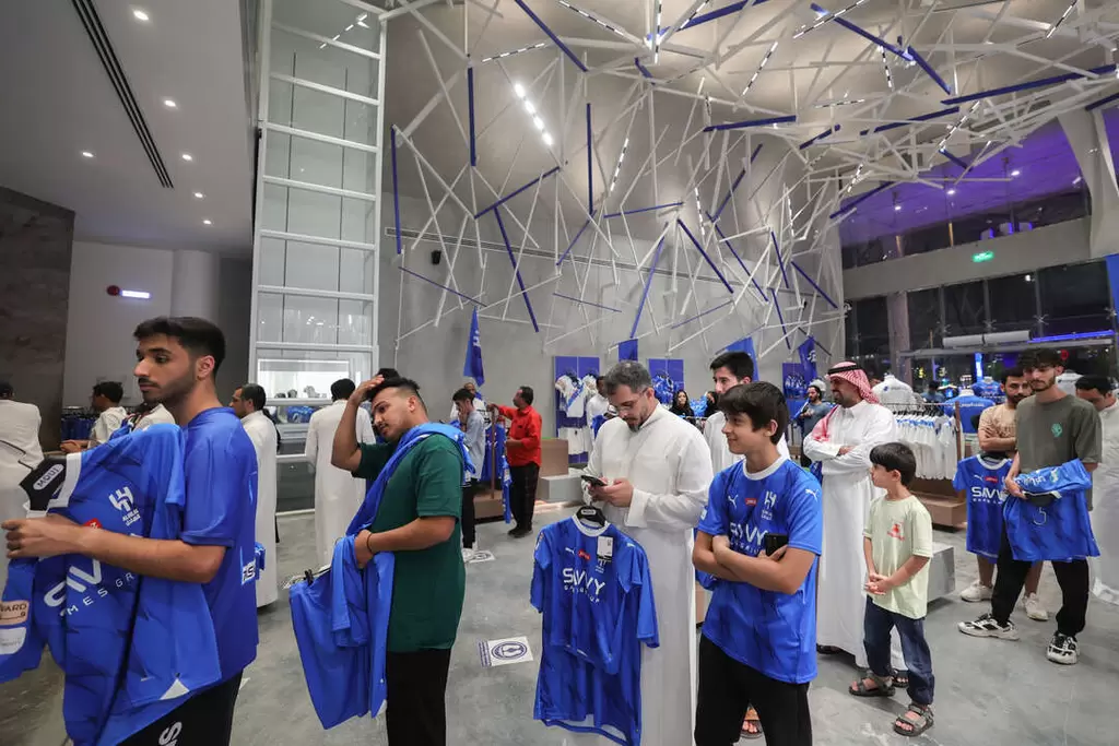 阿爾希拉爾(Al-Hilal)球迷已經排隊搶買內馬爾球衣。法新社