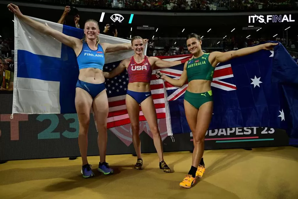 美國穆恩(Katie Moon，中)和澳洲選手妮娜甘迺迪(Nina Kennedy，右)兩人並列女子撐竿跳高金牌。法新社