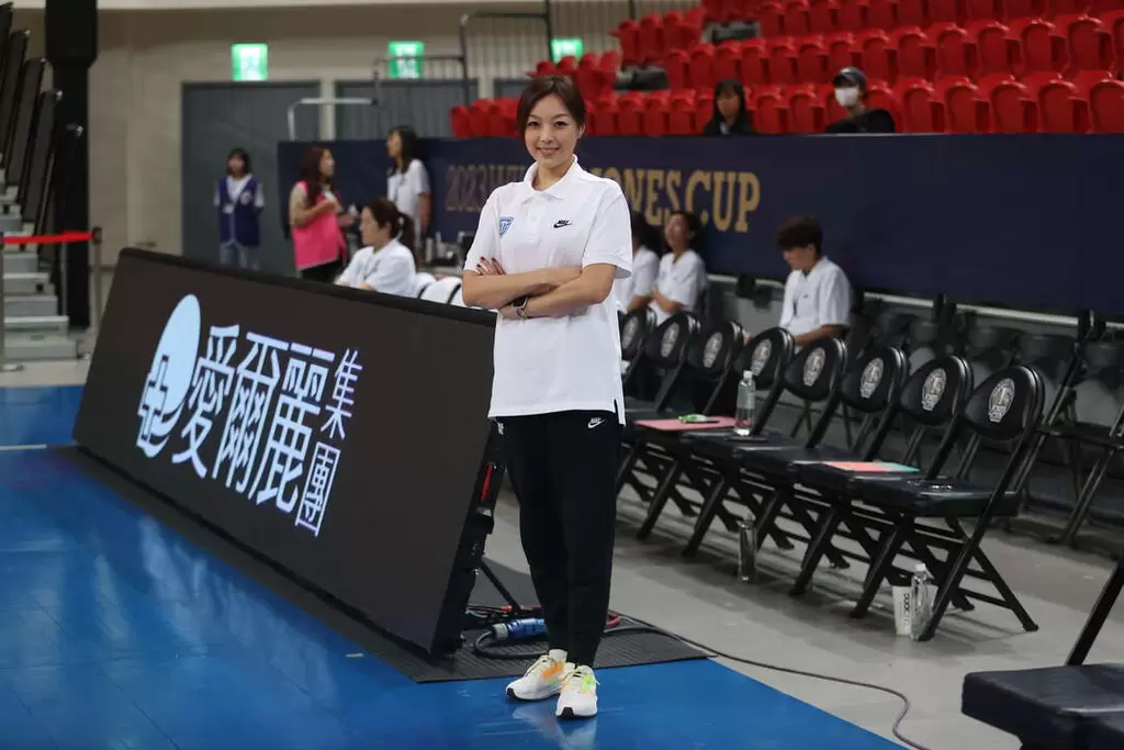 中華男籃領隊劉怡萱24小時協助照顧球員。愛爾麗集團提供