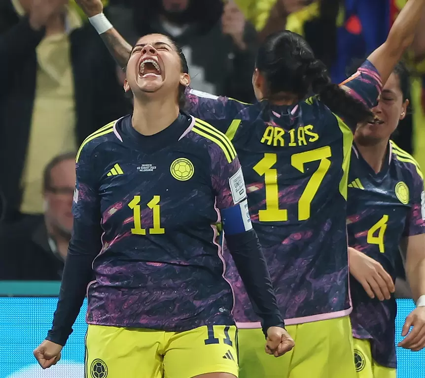 哥倫比亞隊烏斯梅 (Catalina Usme，左) 進制勝球。摘自世界盃推特