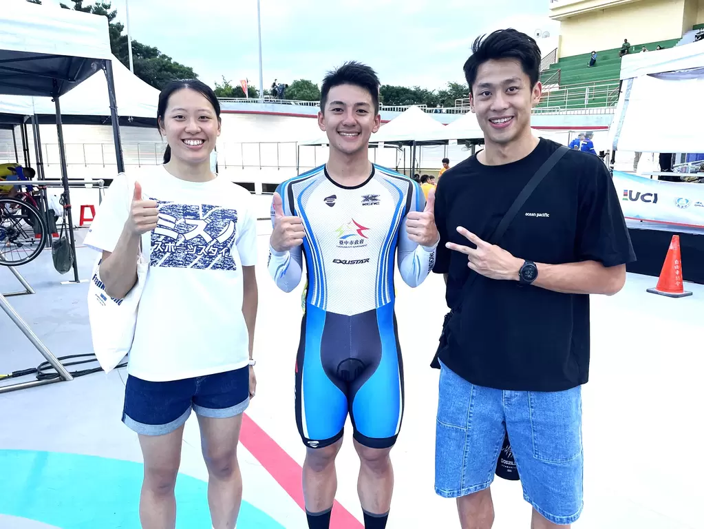 世大運游泳國手蔡秉融(右)、黃渼茜(左)都來幫好友康世峰加油！詹健全攝