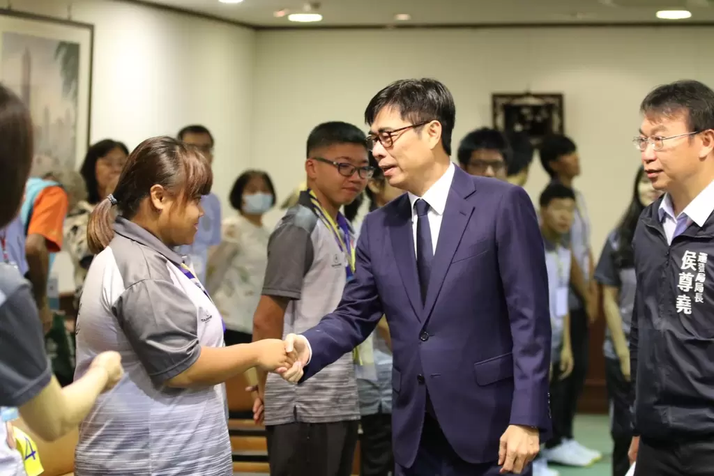 市長陳其邁逐一向選手握手致意，肯定選手的努力。運發局提供