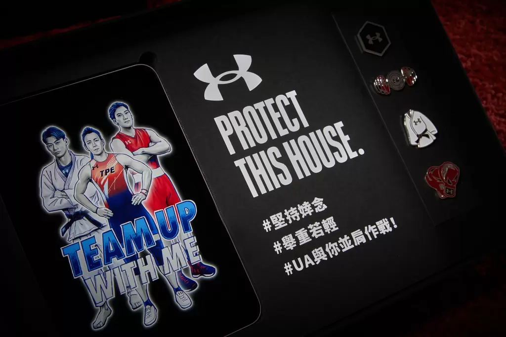 Team UA應援裝備組」配有讓選手情蒐比賽畫面的iPad、對應三位選手項目的「Team UA客製徽章」、以及「PROTECT THIS HOUSE」品牌精神。官方提供