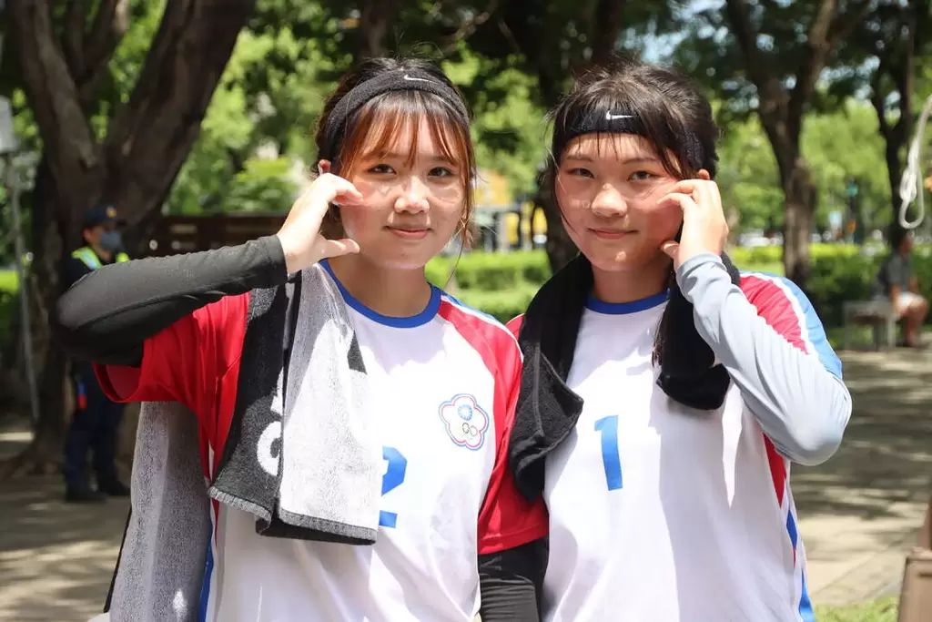u18女生中華A隊雙嬌鄭芯羽(右)白培均。國際巧固球總會提供