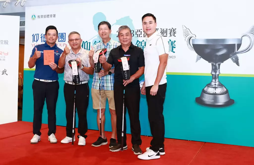 仰德育樂公司總經理許家堯(右一)頒配對賽第一名獎品給選手詹世昌(左起)和同組貴賓。TPGA提供／鍾豐榮攝影