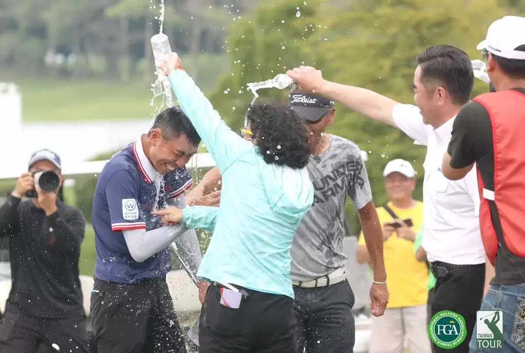 地主選手廖煥鈞成功拿下職業生涯首冠親友團開心潑水慶祝。TPGA_鍾豐榮攝影
