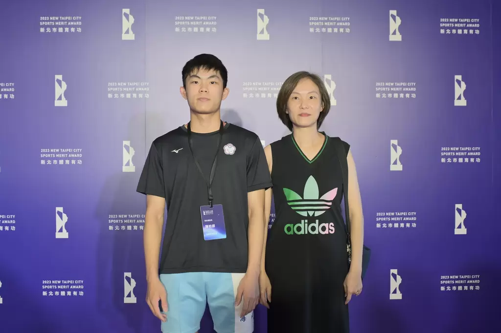 新北市112年體育有功傑出運動員陳柏諺(左)感謝家人的支持與媽媽一起出席頒獎典禮。官方提供