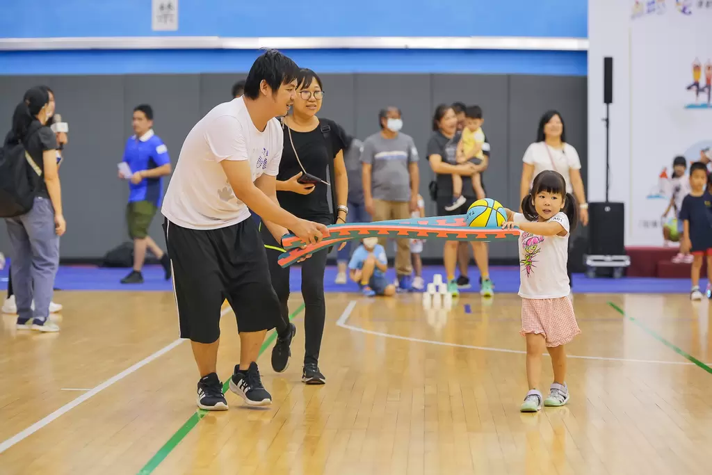 臺北市體育局國民體育日 親子運動嘉年華兩場親子趣味競賽，由家長與小朋友組隊挑戰透過共同合作，提升家庭幸福感。官方提供