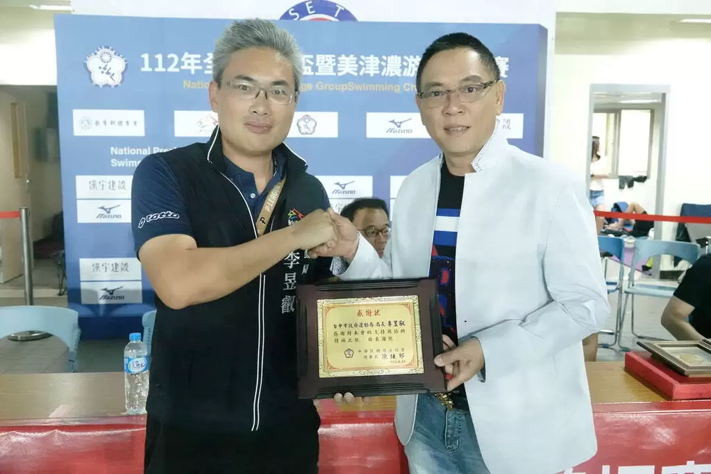 許世彬副理事長代表中華民國游泳協會致贈運動局感謝狀。台中市運動局提供
