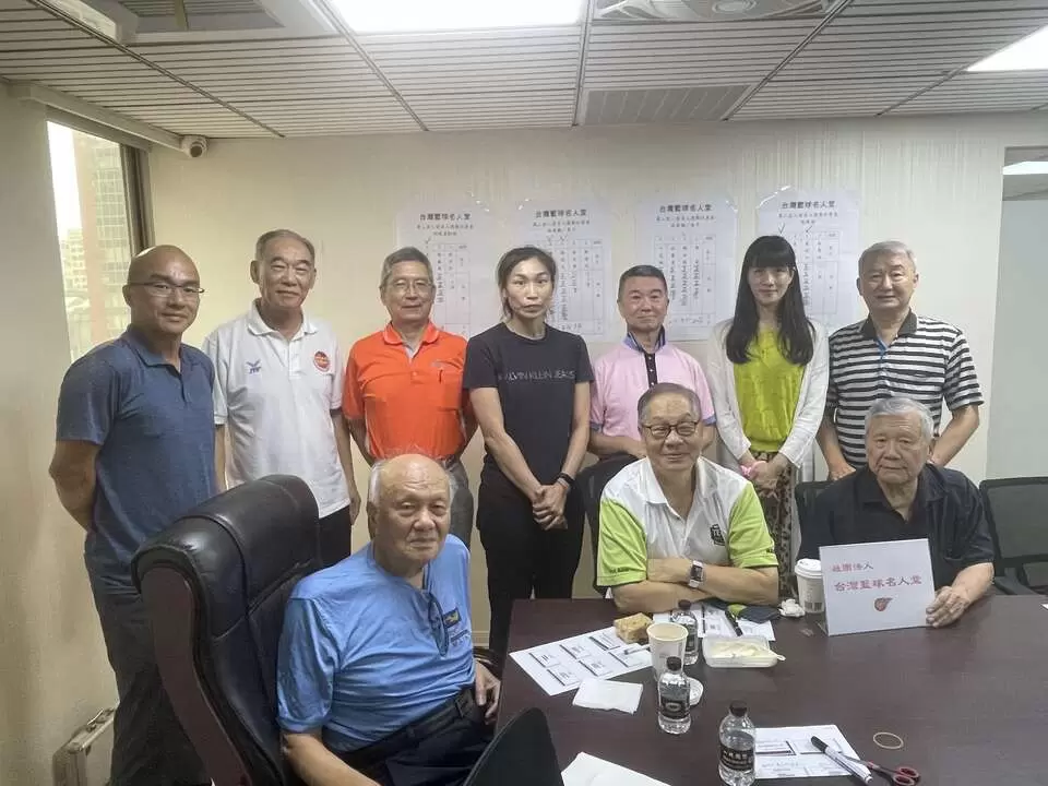社團法人台灣籃球名人堂協會昨天確認第二屆入堂者名單後大合照。官方提供