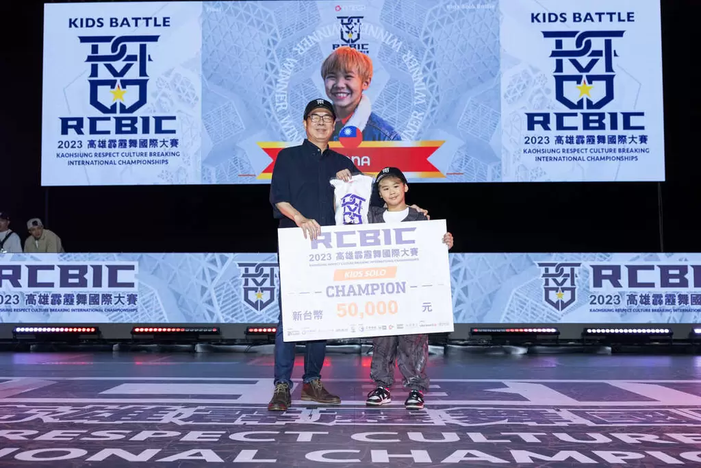 市長陳其邁與15歲以下組冠軍Nana頒獎後合影。高雄市新聞局提供