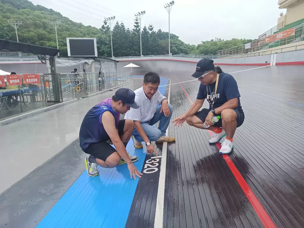 台北市自由車隊教練張勝凱(右)、新竹市自由車委員會主委吳興華等教練在評估自由車場車的狀況。詹健全攝