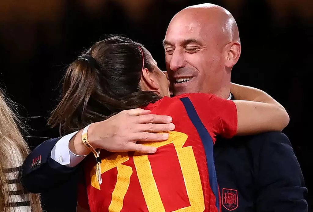 西班牙足協主席魯維亞萊斯 (Luis Rubiales) 的親吻動作引發全球震撼。法新社