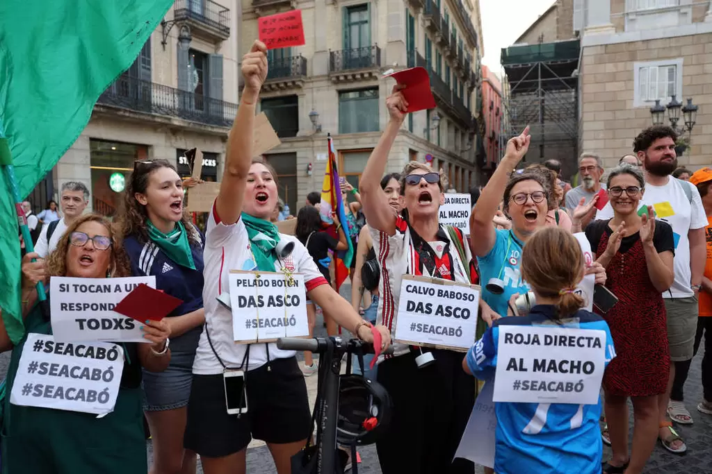西班牙女性走上街頭抗議西班牙足協主席魯維亞萊斯 (Luis Rubiales) 。法新社