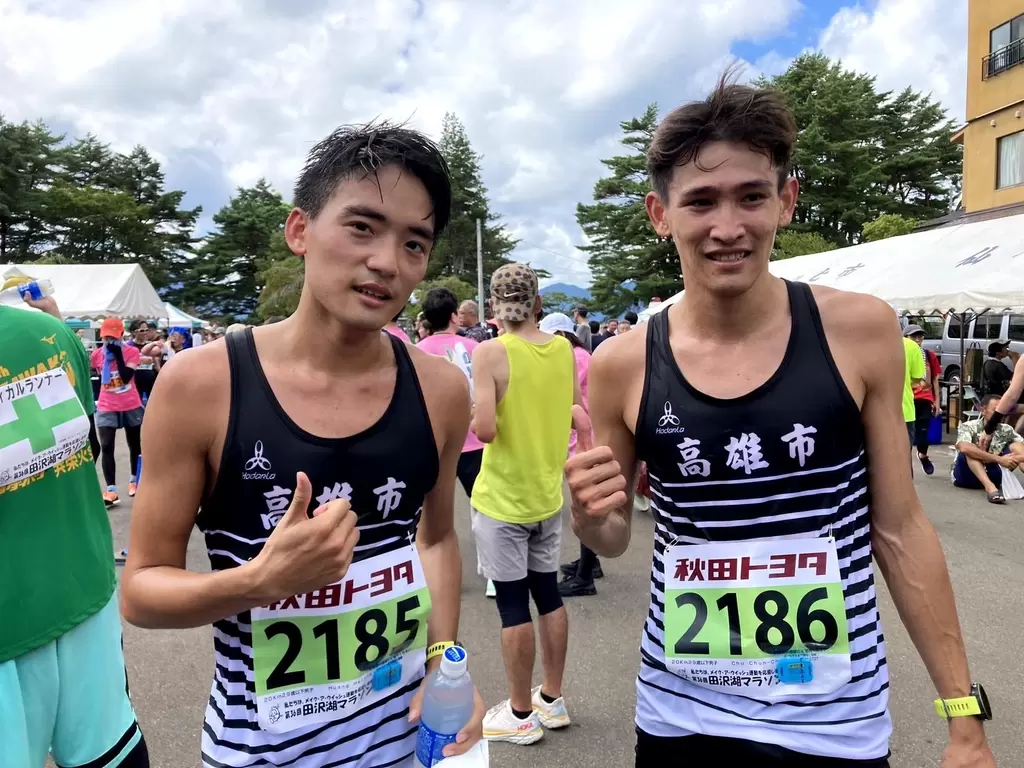 高雄市長跑選手黃祥維(左)及朱俊哲(右)參加日本秋田縣仙北市田澤湖馬拉松20公里組順利完賽，並雙雙獲得佳績。高雄市府運發局提供