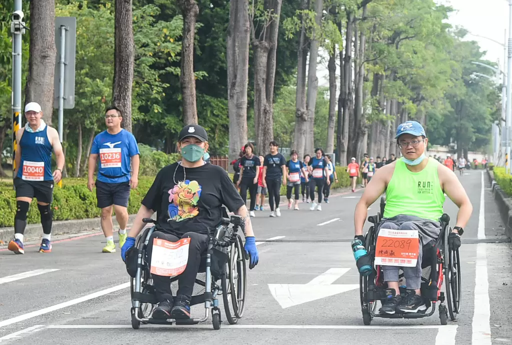 高富馬去年成為全臺灣第一個讓輪椅可以上場比賽的馬拉松賽事。 高雄運動發展局提供