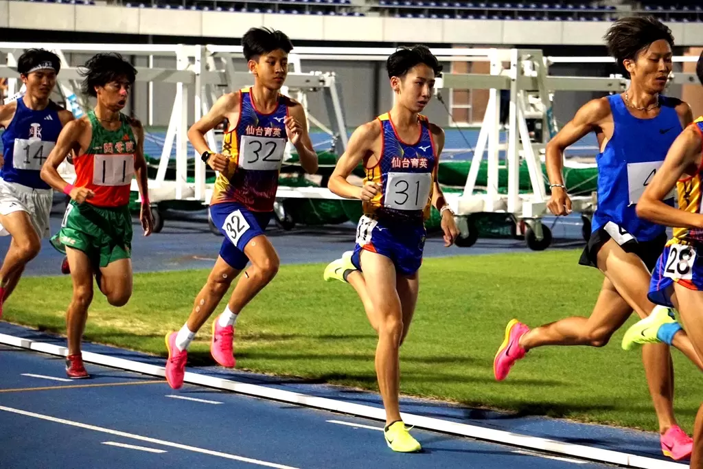 高一新生簡子傑(左3)參加日本青森秋季長距離紀錄賽5000公尺競賽，以14：30.09創下個人紀錄，與台灣高懸40年U20全國紀錄不到2秒，十分優異。高雄市府運發局提供