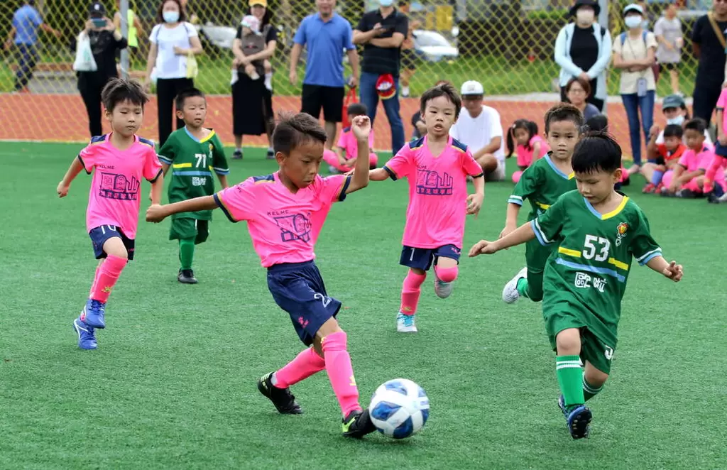 幼童與小學生喜愛的兒童足球。高雄運動發展局提供