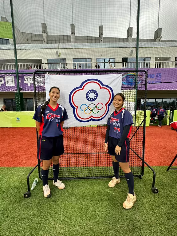 黃于軒（右）和鄭喅淳兩名華裔投手參加U18女壘亞洲盃。（中華壘協提供）