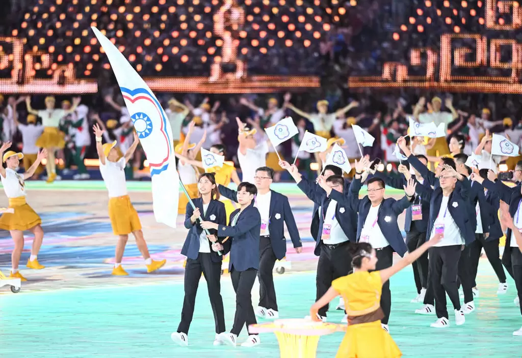 羅嘉翎及王冠閎共掌中華隊旗。中華奧會提供