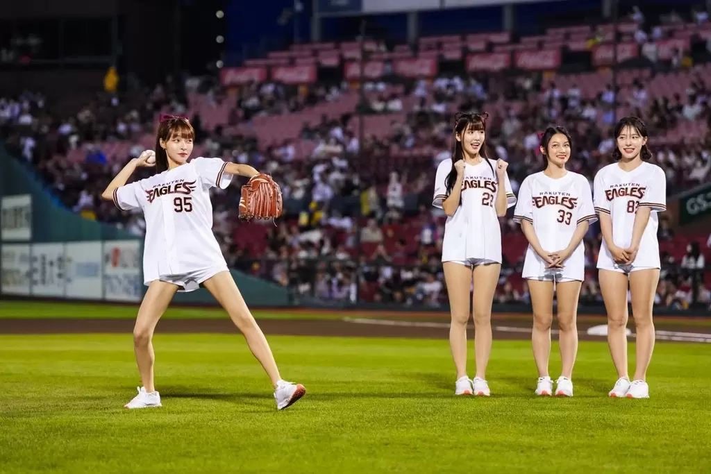 樂天女孩為日本職棒金鷲開球。球團提供