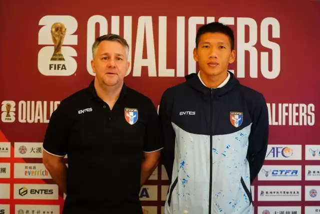 中華隊總教練Gary White(左)和隊長吳俊青。中華足協提供