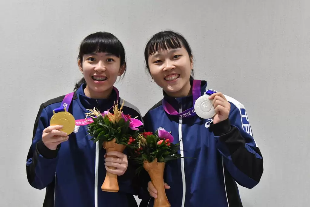 亞帕運桌球女子單打tt10級金包銀由林姿妤(左)獲得金牌、田曉雯獲得銀牌。中華奧會提供
