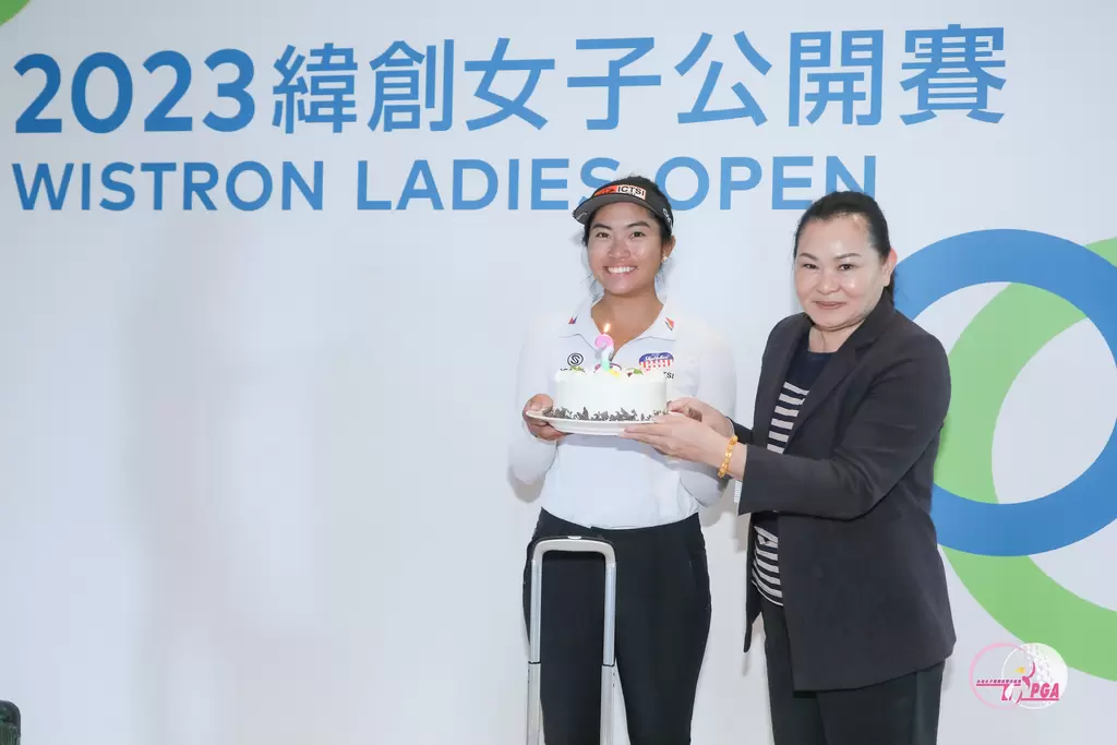 今天是比安卡bianca的生日，揚昇高爾夫鄉村俱樂部總經理黃美蘭(右)特別準備蛋糕幫她慶生。TLPGA提供／葉勇宏攝影