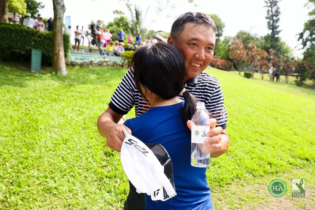 呂偉智成功拿下冠軍開心與在場邊加油的妻子擁抱。TPGA／林聖凱攝