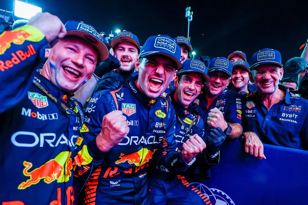 2023年f1卡達站衝刺賽，Red Bull車隊慶祝荷蘭籍車手Max Verstappen 三度蟬聯世界冠軍佳績。Red Bull提供
