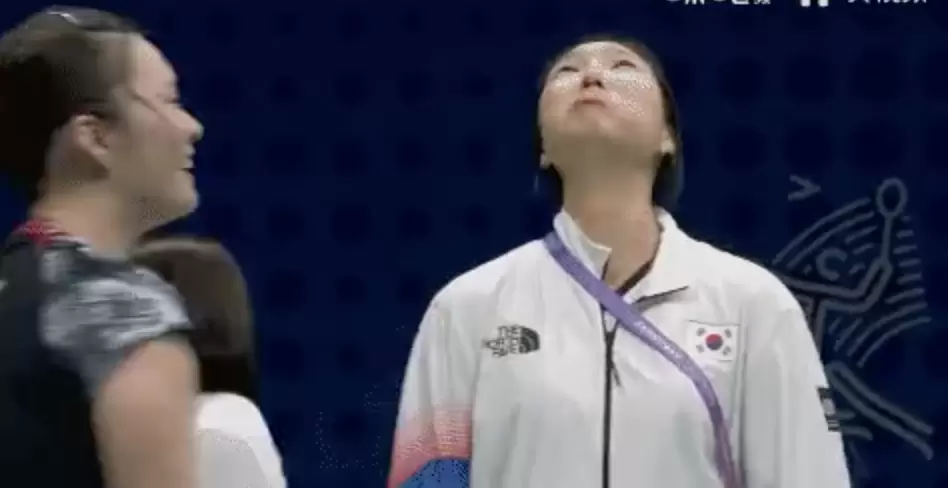 南韓教練成池鉉賽後模仿何冰嬌哭樣。（翻攝自微博）