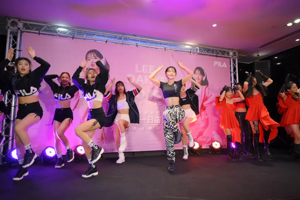FILA李多慧身穿FILA X VR46聯名勁裝，跟著舞者一起玩起即播即跳活動。官方提供