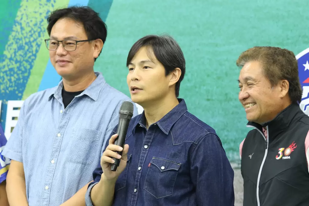 sun star明星棒球隊總教練曹竣崵（左）、孫協志、首席顧問吳俊達。（中華棒球娛樂推廣協會提供）