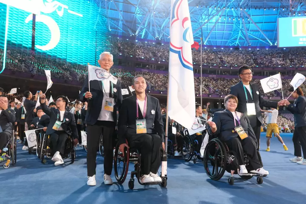 2022杭州亞帕運開幕典禮，我國代表團由女子健力選手林資惠(右2)、男子輪椅籃球選手呂駿逸（左2）擔任掌旗官。體育署提供