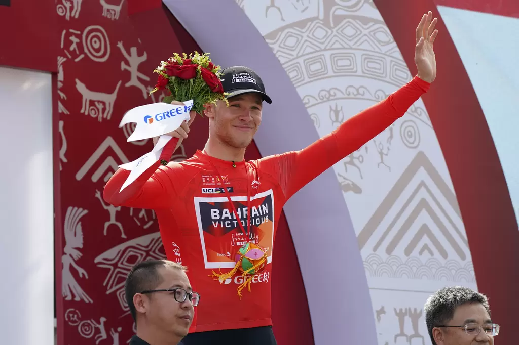 領獎台上的米蘭披上象徵總成績冠軍的紅色領騎衫。Sprint Cycling提供