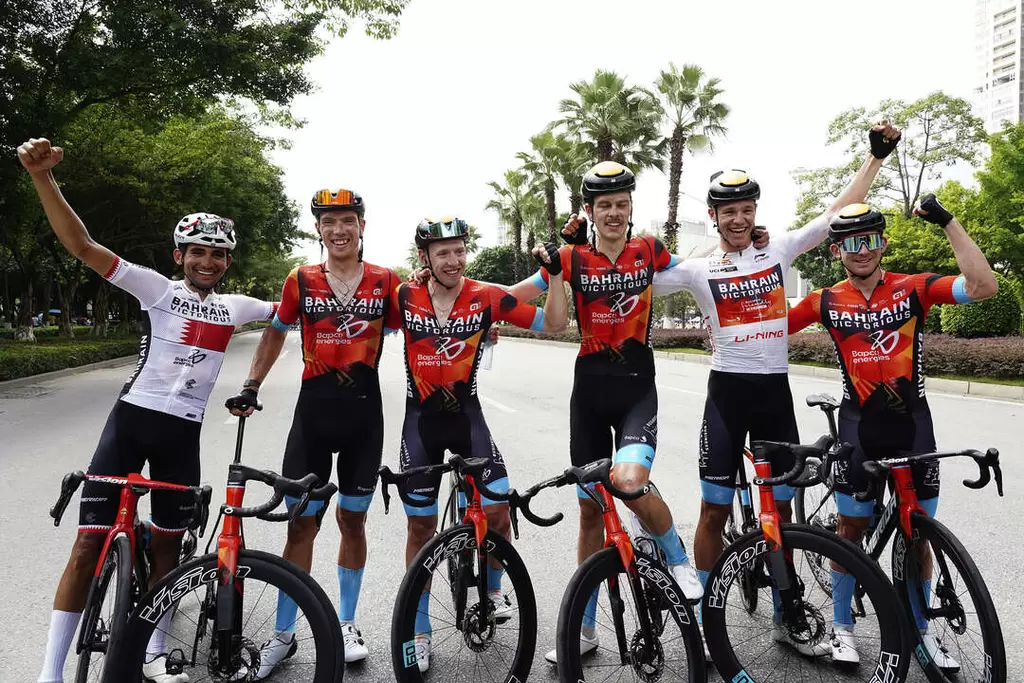 米蘭賽後和支持他的巴林勝利隊友們歡慶勝利。Sprint Cycling提供