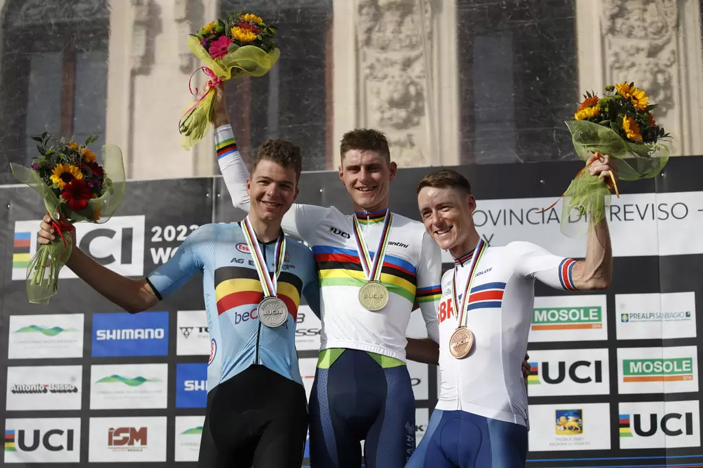 領獎台上莫霍里奇披上象徵世界冠軍的彩虹衫。Sprint Cycling提供