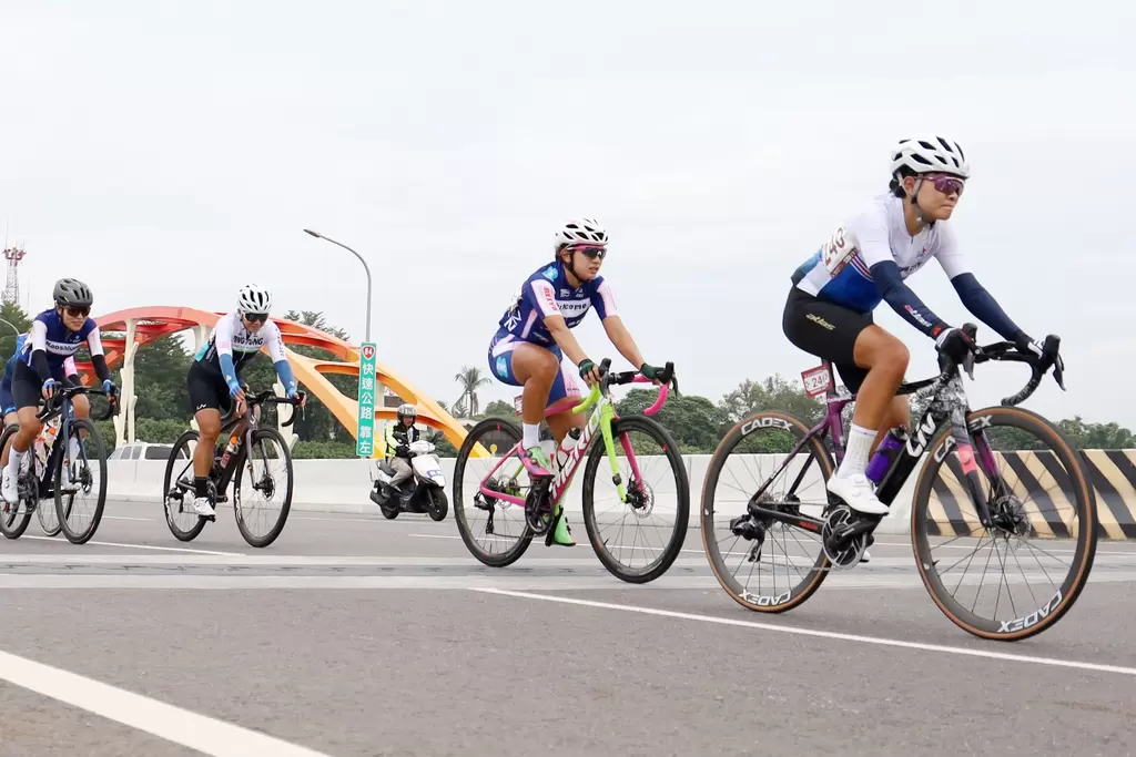 女子組主集團一路至110公里處突圍成功。美利達自行車提供