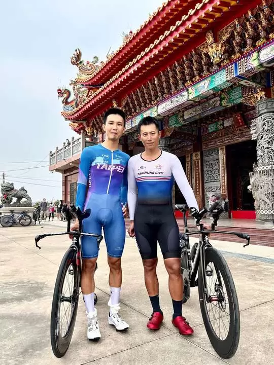 杜志濠(左)馮俊凱右強勢表態分奪冠亞軍。美利達自行車提供