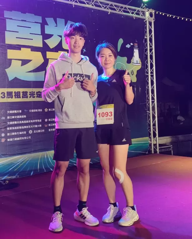 女子組冠軍徐香蘭和就讀台大的兒子陳秉宏一起參賽後合影。鍾裕能攝
