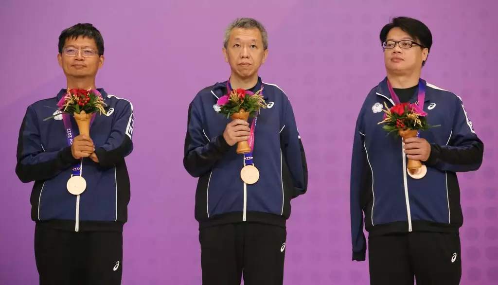 勾善文(左起)、嚴礽麒與石閔元出戰男子團體賽歷經三輪賽事拿下銅牌。體育署提供
