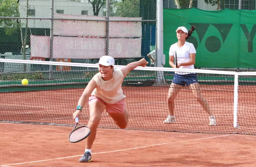 吳芳嫺(右)在女雙準決賽中，一記漂亮的吊球，讓對手李亞軒(左)無力追趕。四維體育推廣教育基金會 提供