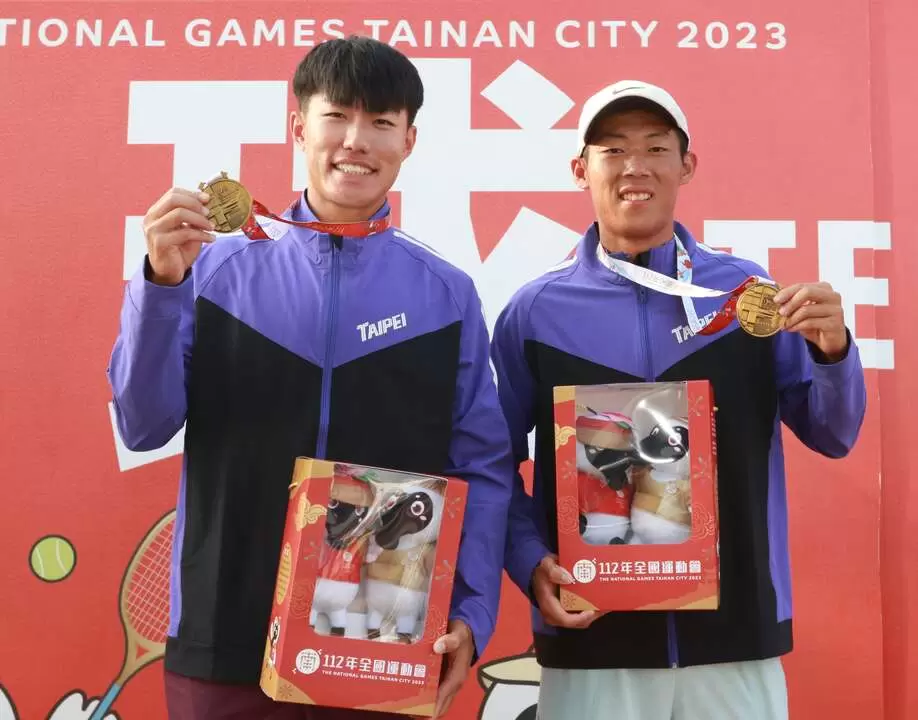 曾俊欣(右)、許育修(左)展示男雙金牌。四維體育推廣教育基金會 提供