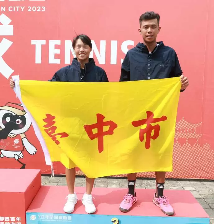 傅弘霖(右)、李羽芸(左)在混雙摘下銅牌，這也是台中市在本屆全運網賽的唯一獎牌。四維體育推廣教育基金會 提供