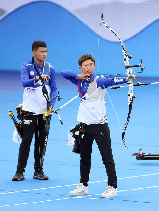 湯智鈞（左）和雷千瑩反曲弓混合團體止步八強。中華奧會提供