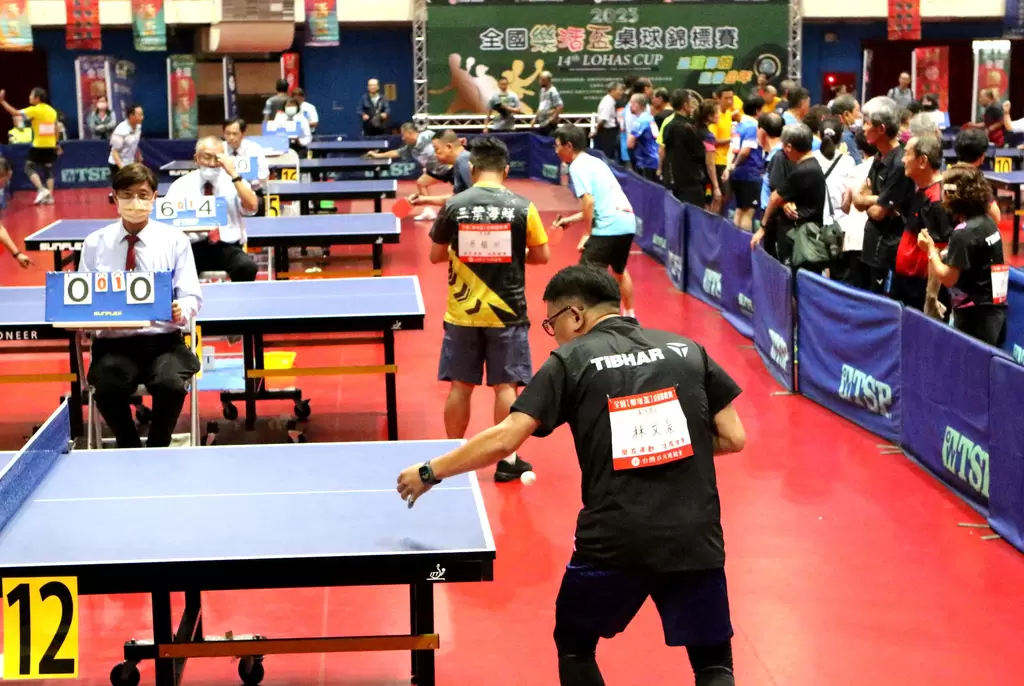 2023全國樂活盃桌球錦標賽在高市五甲國小體育館展開激烈競拍。台灣乒乓球總會／提供