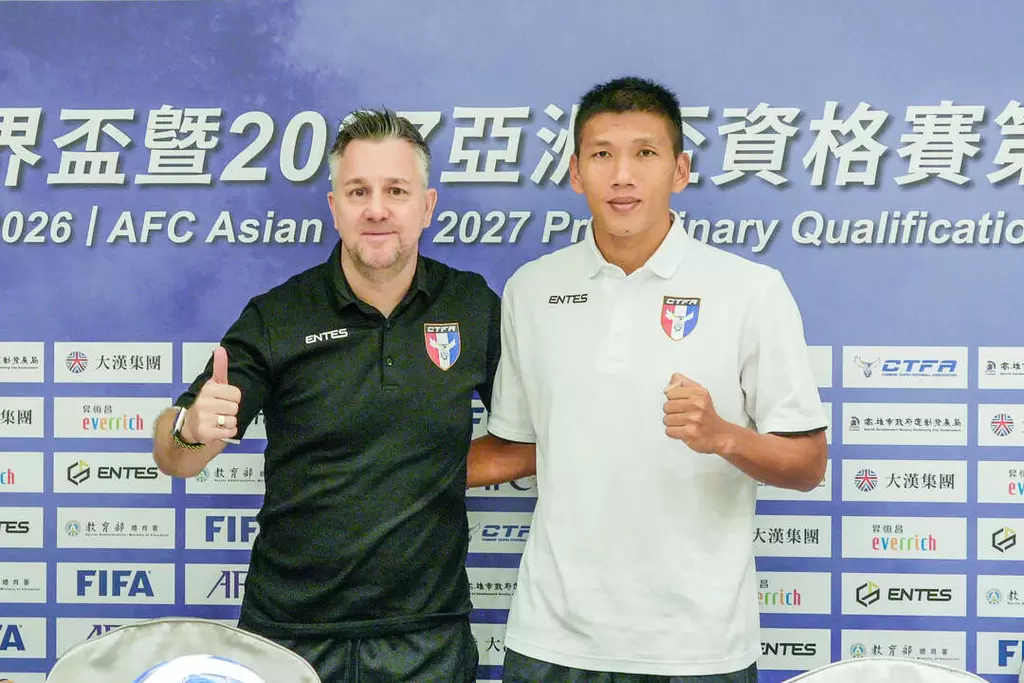  中華男足總教練懷特(左)與隊長吳俊青呼籲台灣足球迷進場力挺。中華足協提供