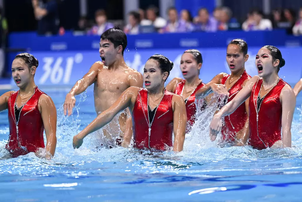 男選手參加水上芭蕾團體賽？！圖為泰國隊男選手康提南（左二）參加比賽。法新社