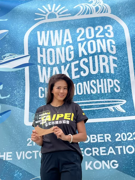 kimberly陳美彤勇奪2023 wwa亞洲巡迴賽香港站master women surf冠軍，成為臺灣第一位獲得wwa亞洲巡迴賽四站優勝的大滿貫選手。starfish星予公關提供