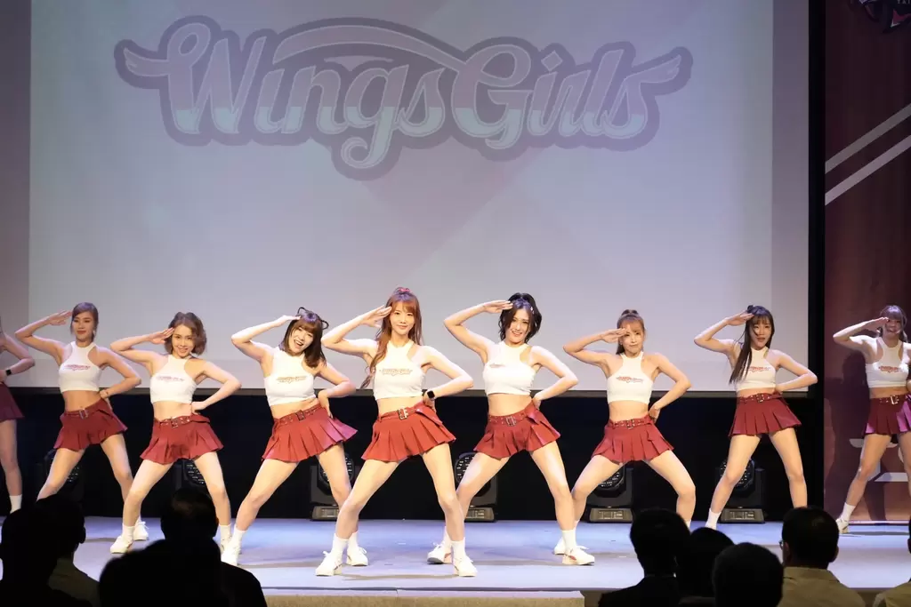 台鋼獵鷹開季記者會中Wings Girls大秀熱舞。官方提供